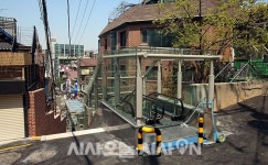 [포토오늘] 서대문구 신촌동, 공공도로 경사지에 에스컬레이터 개통
