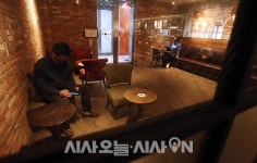 [포토오늘] 오늘부터 수도권 거리두기 하향조정…매장 내 음식 섭취가능