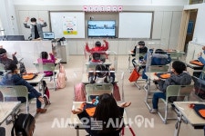 [포토오늘] 화상으로 진행되는 2021 초등학교 입학식