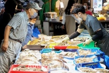 [포토오늘] 추석 앞두고 활기 찾은 전통시장