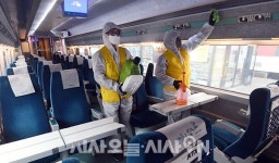 [포토오늘] 설 연휴 대비 KTX 열차 특별방역