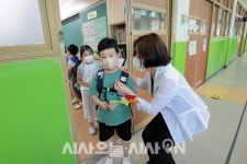 초등학교 1학년 첫 여름방학 시작 [포토오늘]