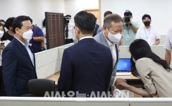 이상민 행정안전부 장관, 김순호 경찰국장과 악수 [포토오늘]