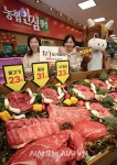 농협 하나로마트, 한우 300마리 할인판매 행사 [포토오늘]