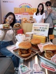맘스터치-여기어때, 공항 콘셉트 팝업스토어 오픈 [포토오늘]