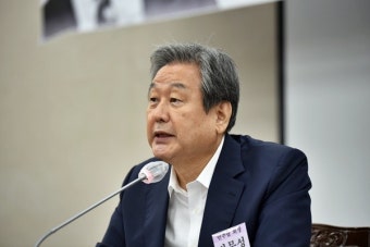 'YS와 함께 부산으로'…돌아온 김무성, 활짝 웃는 김덕룡 [현장에서]