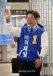 시민들에게 인사하는 이재명 계양을 후보 [포토오늘]