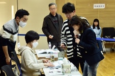 22대 총선 투표율 오전 11시 현재 14.5%…지난 총선보다 0.8p 낮아 [포토오늘]