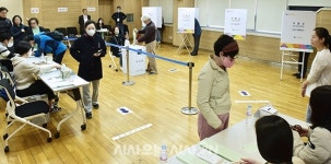 22대 총선 투표율 오전 11시 현재 14.5%…지난 총선보다 0.8p 낮아 [포토오늘]