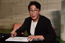 쌍 천만 윤제균 감독, 합천서 팬사인회 [포토오늘]