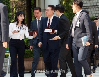 '내란 혐의' 윤석열 첫 법원 공개 출석 [포토오늘]