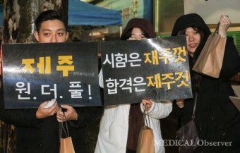 빗속을 뚫은 후배들의 응원…