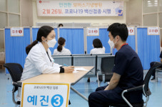 요양병원 백신접종 첫날...순조롭게 진행