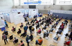 코로나19 백신 접종받는 어르신들