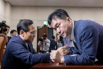 심각한 표정으로 대화 나누는 홍영표-김종민