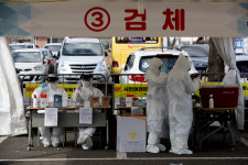 코로나19 확진자 밤새 256명 추가…총 2022명