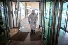 서울역 방역하는 방역관계자