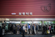 마스크 5부제 시행 첫 날, 약국으로 몰린 시민들