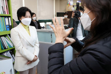 수어통역센터 방문한 동작을 이수진 후보