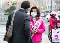 시민들에게 아침인사하는 나경원