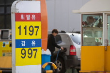 [사진 세상] 경유 900원대…값싼 기름이 반갑지 않은 현실