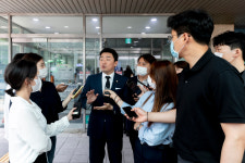 안희정 모친 조문 후 취재진 질문 받는 강훈식 의원