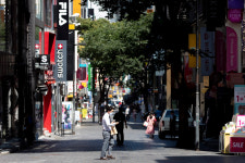 거리두기 2단계 한산한 명동거리