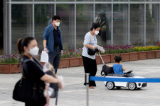 [사진 세상] 놀이동산보다 익숙한 선별 진료소의 줄서기