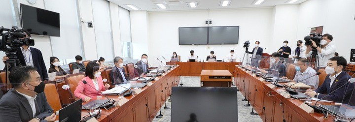 한동훈 제안에 대해 대통령실과 당정도 긍정적인 반응, 여야의정 협의체 구성으로 의료 갈등과 공백 해소를 모색한다
