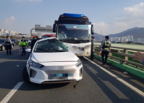 서부산낙동강교에서 승용차-관광버스 충돌…1명 사망