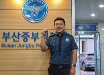 부산서 야간순찰 경찰관, 심폐소생술로 길에 쓰러진 대학생 살려