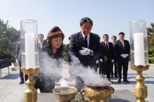 홍태용 김해시장 당선인, 부인과 함께 봉화마을 盧 묘역 참배