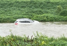 울산시 남창천 불어난 물에 SUV 휩쓸여…탑승 2명 구사일생