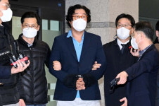 이화영 재판 첫 증인 나선 김성태, 李 향해 