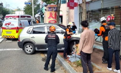 경남 진주서 시내버스 충돌한 SUV, 인근 약국으로 돌진…운전사 부상