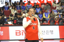 하윤수 부산시교육감, BNK 썸 프로농구단 홈경기장 찾아 시투