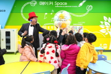 늘봄교실서 마술사 변신한 하윤수 부산교육감, 학교 즐거워지는 마법 소개
