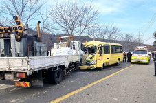 경남 사천서 중학교 통학버스와 트럭 충돌…학생 6명·운전사 부상