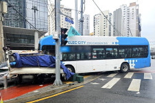 부산 양정동 교차로서 시내버스·택시·승용차 4대 꽝…10명 부상