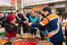 [포토] 정인화 광양시장·고재윤 광양제철소장, 전통시장 방문 민생 경제 살펴