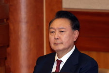 현직 대통령 최초 구속 기소…尹 내란 혐의 재판 전망
