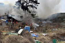 부산 구평동 농막서 불, 산으로 번져…한때 대응1단계