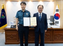 김석준 부산교육감, 우암초 통학로 안전 지킨 경찰관에 감사장