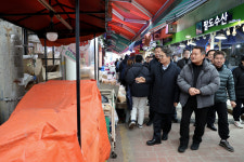 김동연, 부천 제일시장 다시 찾아 피해수습 점검·상인 위로