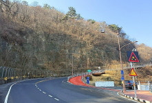 진주시, 내동 면도 103호선 급경사지 정비…남강댐 주변 교통통제