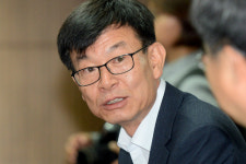 공정위에 떨고있는 프랜차이즈, 김상조에게 빈말은 없다