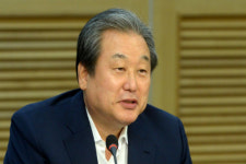 음지가 낯선 김무성, 이명박 옹호로 자유한국당 돌아갈 준비 