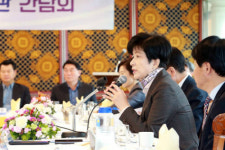 김영주, 한국노총 만나 산적한 노동 현안 하나씩 해결하겠다 