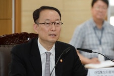 백운규 “재생에너지 3020정책 속도감 있게 추진하겠다”