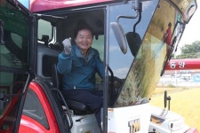 김병원, 벼 직파재배 수확 시연회에서 농협이 새 농법 보급 노력 